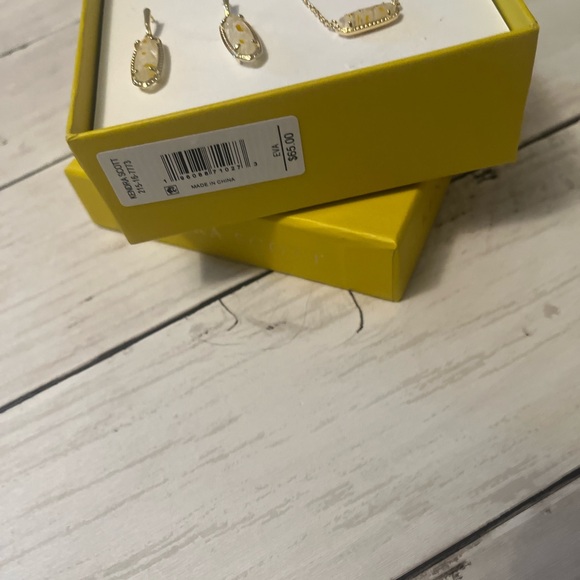 Kendra Scott Golden Earrings & necklace Set - Picture 5 of 8